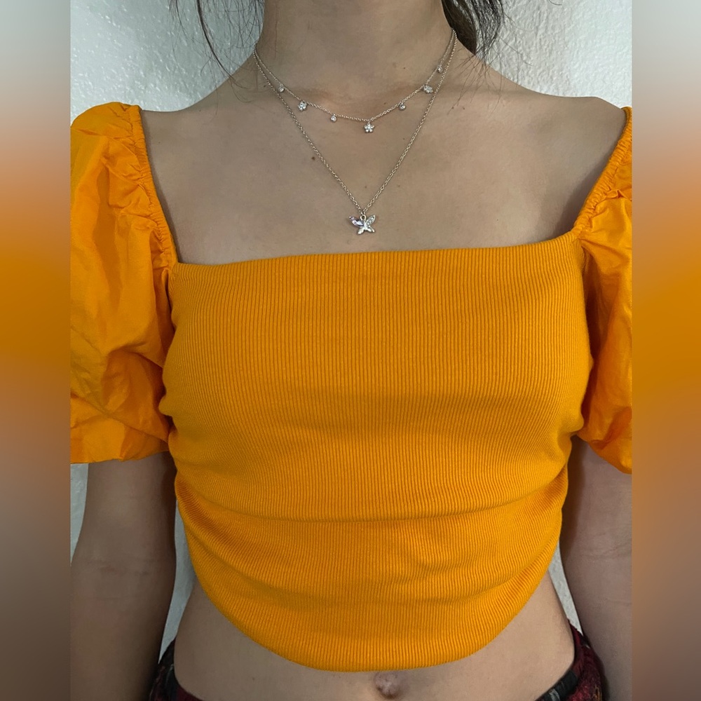 🔥BRAND NEW Zara crop top color yellow can be worn off the shoulder or on. Size M